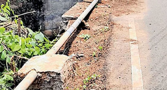 അരീക്കൽ കലുങ്കിന് സമീപം സംരക്ഷണഭിത്തിയില്ല ; അപകടഭീതിയിൽ യാത്രക്കാർ അരീക്കൽ കലുങ്കിന് സമീപം സംരക്ഷണഭിത്തിയില്ല ; അപകടഭീതിയിൽ യാത്രക്കാർ