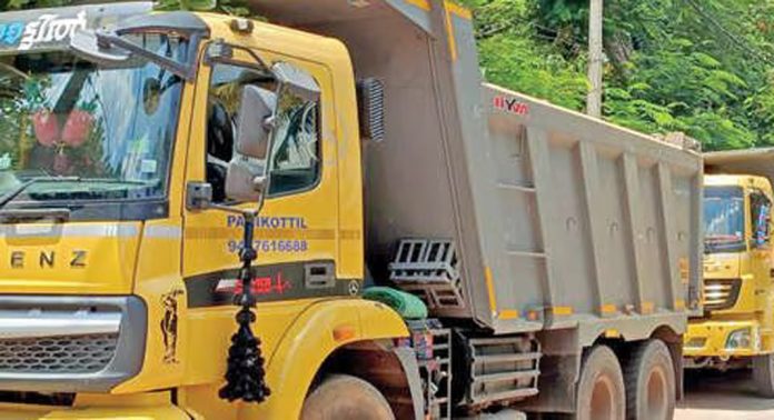 ചെന്നിത്തലയിൽ നിലംനികത്താനായി മണ്ണുമായിവന്ന നാല് ടോറസ് ലോറികളും രണ്ട് ജെസിബിയും പോലീസ് പിടിച്ചെടുത്തു ചെന്നിത്തലയിൽ നിലംനികത്താനായി മണ്ണുമായിവന്ന നാല് ടോറസ് ലോറികളും രണ്ട് ജെസിബിയും പോലീസ് പിടിച്ചെടുത്തു