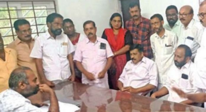 മാവേലിക്കര അസിസ്റ്റന്റ് എക്സിക്യുട്ടീവ് എൻജിനിയറുടെ ഓഫീസിൽ കോൺഗ്രസ് നൂറനാട് ബ്ലോക്ക് കമ്മിറ്റി ഉപരോധസമരം നടത്തി മാവേലിക്കര അസിസ്റ്റന്റ് എക്സിക്യുട്ടീവ് എൻജിനിയറുടെ ഓഫീസിൽ കോൺഗ്രസ് നൂറനാട് ബ്ലോക്ക് കമ്മിറ്റി ഉപരോധസമരം നടത്തി