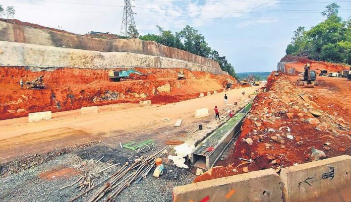 എന്എച്ച്-66ന്റെ വീതികൂട്ടല് പൂര്ത്തിയായാൽ എറണാകുളത്ത് നിന്ന് തിരുവനന്തപുരത്തെത്താൻ വെറും രണ്ടര മണിക്കൂർ എന്എച്ച്-66ന്റെ വീതികൂട്ടല് പൂര്ത്തിയായാൽ എറണാകുളത്ത് നിന്ന് തിരുവനന്തപുരത്തെത്താൻ വെറും രണ്ടര മണിക്കൂർ