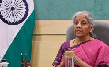 ഇന്ത്യൻ സമ്പദ്വ്യവസ്ഥ തകർന്ന നിലയിലാണെന്ന രാഹുൽ ഗാന്ധിയുടെ പരാമർശം രാജ്യത്തെ ജനങ്ങളുടെ കഠിനാധ്വാനത്തെ തള്ളിപ്പറയുന്നതും അവഹേളിക്കുന്നതുമാണെന്ന് നിർമല സീതാരാമൻ
