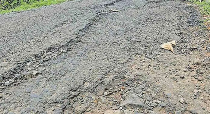 ഓമല്ലൂർ ക്ഷേത്രം – ആയുർവേദ ആശുപത്രി റോഡ് തകര്ന്നിട്ട് വര്ഷങ്ങള് ; ദുരിതത്തില് യാത്രക്കാര് ഓമല്ലൂർ ക്ഷേത്രം – ആയുർവേദ ആശുപത്രി റോഡ് തകര്ന്നിട്ട് വര്ഷങ്ങള് ; ദുരിതത്തില് യാത്രക്കാര്