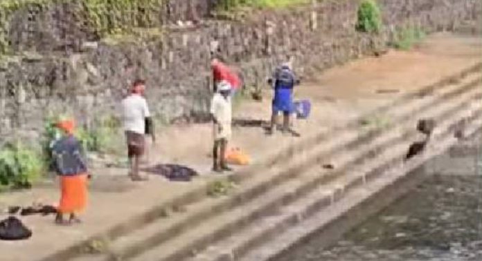 തീർത്ഥാടകരുടെ അടിവസ്ത്രങ്ങൾ വിശുദ്ധസേനാംഗങ്ങൾ പമ്പയിലേക്ക് വലിച്ചെറിയുന്നുവെന്ന് പരാതി തീർത്ഥാടകരുടെ അടിവസ്ത്രങ്ങൾ വിശുദ്ധസേനാംഗങ്ങൾ പമ്പയിലേക്ക് വലിച്ചെറിയുന്നുവെന്ന് പരാതി