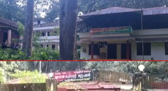തൊഴിലാളികളെ അന്യായമായി കസ്റ്റഡിയിലെടുത്തു ; പത്തനംതിട്ട പാടം ഫോറസ്റ്റ് സ്റ്റേഷനിലെ വനം വകുപ്പ് ഉദ്യോഗസ്ഥര്ക്കെതിരെ പോലീസ് കേസ് രജിസ്റ്റര് ചെയ്തു തൊഴിലാളികളെ അന്യായമായി കസ്റ്റഡിയിലെടുത്തു ; പത്തനംതിട്ട പാടം ഫോറസ്റ്റ് സ്റ്റേഷനിലെ വനം വകുപ്പ് ഉദ്യോഗസ്ഥര്ക്കെതിരെ പോലീസ് കേസ് രജിസ്റ്റര് ചെയ്തു