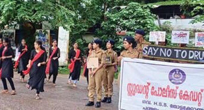 തോട്ടക്കോണം ഗവ. ഹയർസെക്കൻഡറി സ്കൂളിലെ സ്റ്റുഡൻസ് പോലീസ് കേഡറ്റ് ടൗണിൽ തെരുവുനാടകം നടത്തി തോട്ടക്കോണം ഗവ. ഹയർസെക്കൻഡറി സ്കൂളിലെ സ്റ്റുഡൻസ് പോലീസ് കേഡറ്റ് ടൗണിൽ തെരുവുനാടകം നടത്തി