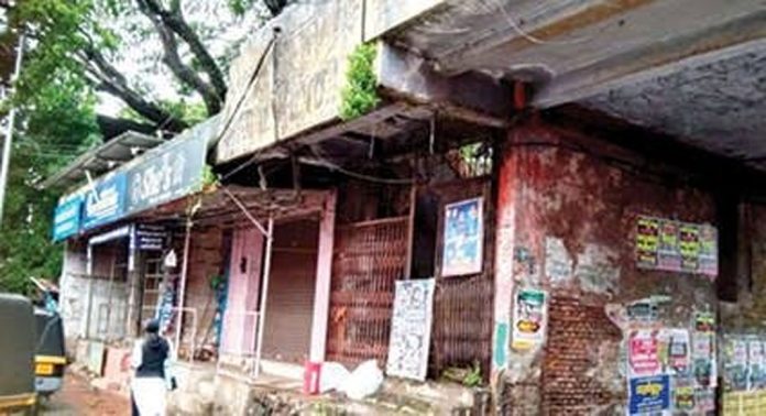 പുനരുദ്ധാരണമില്ല ; ജീർണാവസ്ഥയില് പന്തളം നഗരസഭയുടെ വാടകക്കെട്ടിടം പുനരുദ്ധാരണമില്ല ; ജീർണാവസ്ഥയില് പന്തളം നഗരസഭയുടെ വാടകക്കെട്ടിടം