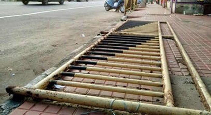 പന്തളം എംസി റോഡില് അപകടഭീഷണിയായി തകർന്ന കൈവരി പന്തളം എംസി റോഡില് അപകടഭീഷണിയായി തകർന്ന കൈവരി