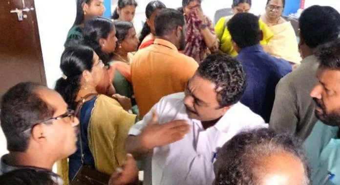 പന്തളം നഗരസഭ കൗൺസിലർമാർ ജില്ലാ പഞ്ചായത്ത് ഓഫീസ് ഉപരോധിച്ചു പന്തളം നഗരസഭ കൗൺസിലർമാർ ജില്ലാ പഞ്ചായത്ത് ഓഫീസ് ഉപരോധിച്ചു