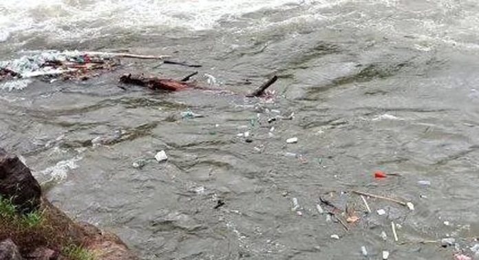 മാലിന്യ വാഹിനിയായി പെരുന്തേനരുവി മാലിന്യ വാഹിനിയായി പെരുന്തേനരുവി