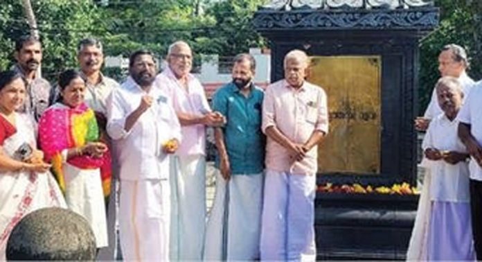 വേലുത്തമ്പി ദളവയുടെ 260-ാം ജന്മദിനാചരണം മണ്ണടി വേലുത്തമ്പി ദളവ സ്മാരകത്തിൽ നടന്നു വേലുത്തമ്പി ദളവയുടെ 260-ാം ജന്മദിനാചരണം മണ്ണടി വേലുത്തമ്പി ദളവ സ്മാരകത്തിൽ നടന്നു