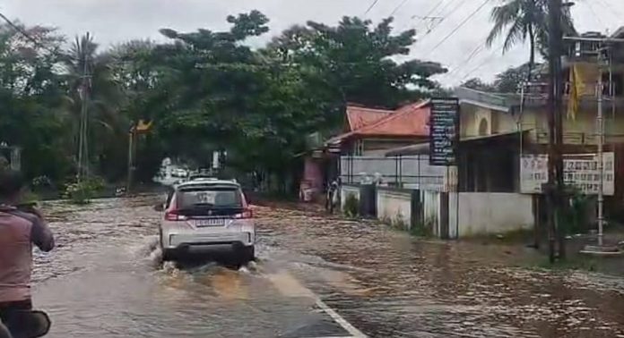 പാലായിലെ ഏറ്റവും താഴ്ന്ന ഭാഗമായ മൂന്നാനിയിൽ റോഡിൽ വെള്ളം കയറി തുടങ്ങി പാലായിലെ ഏറ്റവും താഴ്ന്ന ഭാഗമായ മൂന്നാനിയിൽ റോഡിൽ വെള്ളം കയറി തുടങ്ങി