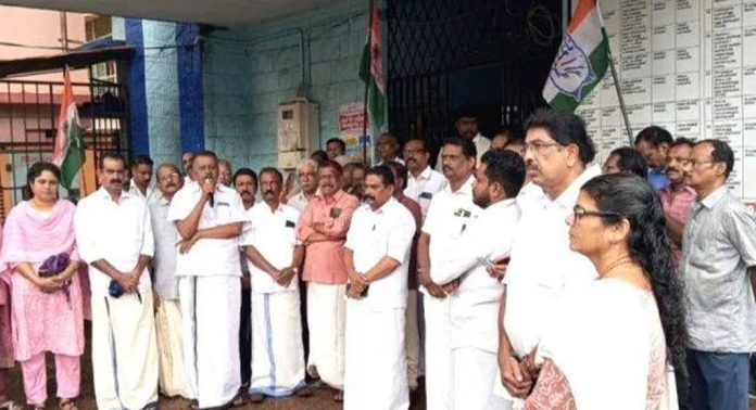 കോൺഗ്രസ് അടൂർ മണ്ഡലം കമ്മിറ്റിയുടെ നേതൃത്വത്തിൽ നഗരസഭ കാര്യാലയം ഉപരോധിച്ചു കോൺഗ്രസ് അടൂർ മണ്ഡലം കമ്മിറ്റിയുടെ നേതൃത്വത്തിൽ നഗരസഭ കാര്യാലയം ഉപരോധിച്ചു