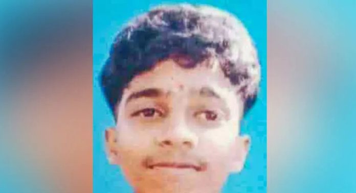പന്തളത്ത് വാഹനാപകടത്തിൽ മരിച്ച വിദ്യാർഥിയുടെ കുടുംബത്തെ പോലീസ് പീഡിപ്പിക്കുന്നതായി പരാതി പന്തളത്ത് വാഹനാപകടത്തിൽ മരിച്ച വിദ്യാർഥിയുടെ കുടുംബത്തെ പോലീസ് പീഡിപ്പിക്കുന്നതായി പരാതി