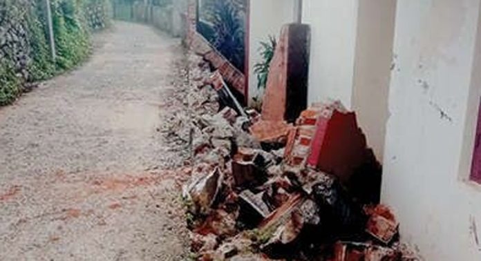 കോഴഞ്ചേരിയില് തനിച്ച് താമസിക്കുന്ന സ്ത്രീയുടെ വീടിന്റെ മതിൽ അർധരാത്രിയിൽ പൊളിച്ചുമാറ്റി കോഴഞ്ചേരിയില് തനിച്ച് താമസിക്കുന്ന സ്ത്രീയുടെ വീടിന്റെ മതിൽ അർധരാത്രിയിൽ പൊളിച്ചുമാറ്റി