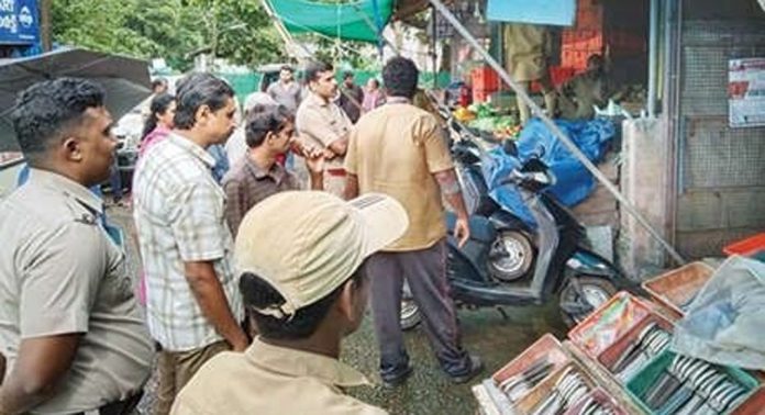 വാടകക്കുടിശ്ശിക 54 ലക്ഷം രൂപ ; പന്തളം നഗരസഭയുടെ ഉടമസ്ഥതയിലുള്ള 29 കട നഗരസഭാ അധികാരികൾ അടപ്പിച്ച് സീൽചെയ്തു വാടകക്കുടിശ്ശിക 54 ലക്ഷം രൂപ ; പന്തളം നഗരസഭയുടെ ഉടമസ്ഥതയിലുള്ള 29 കട നഗരസഭാ അധികാരികൾ അടപ്പിച്ച് സീൽചെയ്തു