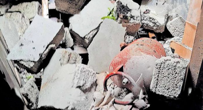 കനത്ത മഴയിൽ ചെറുകോൽ പ്രാഥമികാരോഗ്യ കേന്ദ്രത്തിന്റെ സംരക്ഷണഭിത്തി ഇടിഞ്ഞു വീണ് സമീപവാസിയുടെ വീട്ടിലെ അടുക്കള പൂർണമായി തകർന്നു കനത്ത മഴയിൽ ചെറുകോൽ പ്രാഥമികാരോഗ്യ കേന്ദ്രത്തിന്റെ സംരക്ഷണഭിത്തി ഇടിഞ്ഞു വീണ് സമീപവാസിയുടെ വീട്ടിലെ അടുക്കള പൂർണമായി തകർന്നു