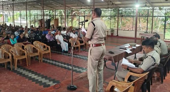 സ്കൂൾ തുറക്കലിനോടനുബന്ധിച്ച് ജില്ലയിൽ പോലീസിന്റെ നേതൃത്വത്തിൽ അവലോകനയോഗങ്ങൾ നടന്നു സ്കൂൾ തുറക്കലിനോടനുബന്ധിച്ച് ജില്ലയിൽ പോലീസിന്റെ നേതൃത്വത്തിൽ അവലോകനയോഗങ്ങൾ നടന്നു