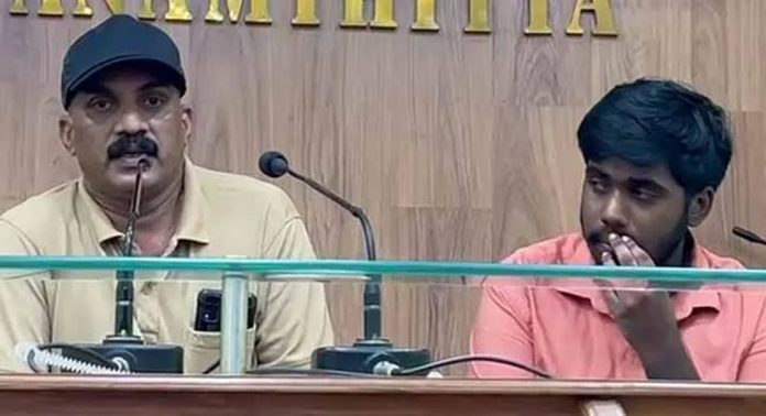 പന്തളത്ത് സ്കൂട്ടറും ജീപ്പും കൂട്ടിയിടിച്ച് പ്ലസ്ടു വിദ്യാര്ഥി മരിച്ച സംഭവം ; കേസ് അട്ടിമറിക്കാന് രാഷ്ട്രീയ സമ്മര്ദ്ദമെന്ന ആരോപണവുമായി പിതാവ് പന്തളത്ത് സ്കൂട്ടറും ജീപ്പും കൂട്ടിയിടിച്ച് പ്ലസ്ടു വിദ്യാര്ഥി മരിച്ച സംഭവം ; കേസ് അട്ടിമറിക്കാന് രാഷ്ട്രീയ സമ്മര്ദ്ദമെന്ന ആരോപണവുമായി പിതാവ്
