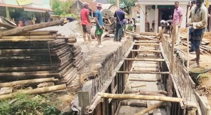 പുല്ലാട് വടക്കേക്കവലയിലെ വെള്ളക്കെട്ട് ഒഴിവാക്കാൻ പൊതുമരാമത്ത് വകുപ്പ് കലുങ്ക് നിർമാണം തുടങ്ങി പുല്ലാട് വടക്കേക്കവലയിലെ വെള്ളക്കെട്ട് ഒഴിവാക്കാൻ പൊതുമരാമത്ത് വകുപ്പ് കലുങ്ക് നിർമാണം തുടങ്ങി