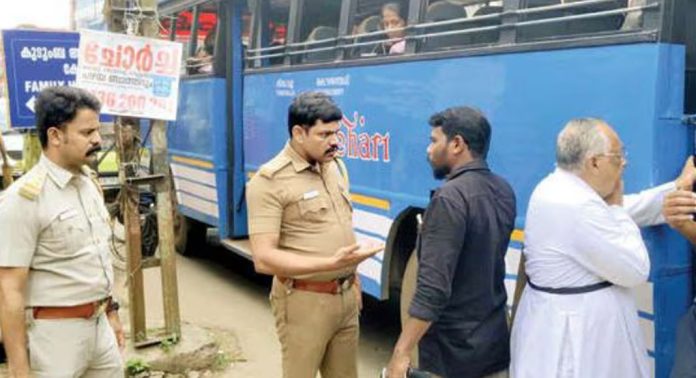 ഗതാഗതക്കുരുക്ക് ; പുല്ലാട് ടൗണിൽ പരിശോധന നടത്തി മോട്ടോർവാഹന വകുപ്പ് എൻഫോഴ്സ്മെന്റ് വിഭാഗം ഗതാഗതക്കുരുക്ക് ; പുല്ലാട് ടൗണിൽ പരിശോധന നടത്തി മോട്ടോർവാഹന വകുപ്പ് എൻഫോഴ്സ്മെന്റ് വിഭാഗം