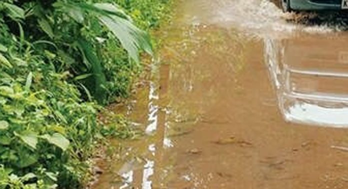 പുല്ലാട് പടിഞ്ഞാറ്റേതിൽ ദേവീക്ഷേത്രത്തിന് മുമ്പിലുള്ള റോഡില് വെള്ളക്കെട്ട് ; ദുരിതത്തില് യാത്രക്കാര് പുല്ലാട് പടിഞ്ഞാറ്റേതിൽ ദേവീക്ഷേത്രത്തിന് മുമ്പിലുള്ള റോഡില് വെള്ളക്കെട്ട് ; ദുരിതത്തില് യാത്രക്കാര്