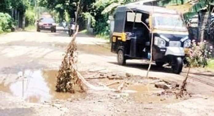 പൈപ്പ് പൊട്ടല് സ്ഥിരം ; അപകടക്കെണിയായി കളർകോട്-വാടയ്ക്കൽ റോഡ് പൈപ്പ് പൊട്ടല് സ്ഥിരം ; അപകടക്കെണിയായി കളർകോട്-വാടയ്ക്കൽ റോഡ്