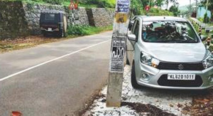 അത്തിക്കയം റോഡിൽ അപകട ഭീഷണി ഉയർത്തി വൈദ്യുതി പോസ്റ്റുകൾ അത്തിക്കയം റോഡിൽ അപകട ഭീഷണി ഉയർത്തി വൈദ്യുതി പോസ്റ്റുകൾ