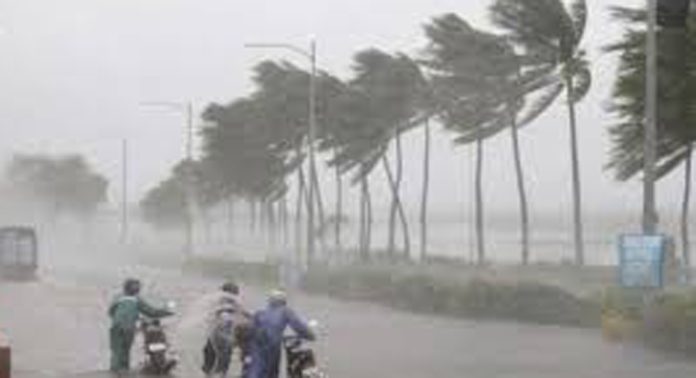കേരളത്തിൽ അതിശക്തമായ മഴയ്ക്കൊപ്പം 60 കിലോമീറ്റർ വരെ വേഗതയിൽ കാറ്റിനും സാധ്യതയെന്ന് മുന്നറിയിപ്പ് കേരളത്തിൽ അതിശക്തമായ മഴയ്ക്കൊപ്പം 60 കിലോമീറ്റർ വരെ വേഗതയിൽ കാറ്റിനും സാധ്യതയെന്ന് മുന്നറിയിപ്പ്