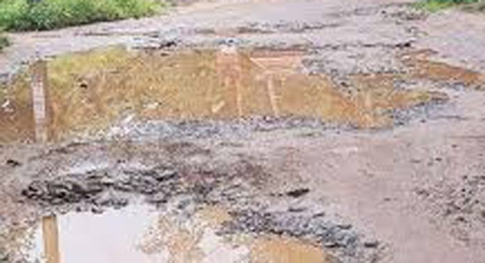 തകര്ന്ന് തരിപ്പണമായി വളഞ്ഞവട്ടം – കീച്ചേരിവാൽകടവ് റോഡ് തകര്ന്ന് തരിപ്പണമായി വളഞ്ഞവട്ടം – കീച്ചേരിവാൽകടവ് റോഡ്