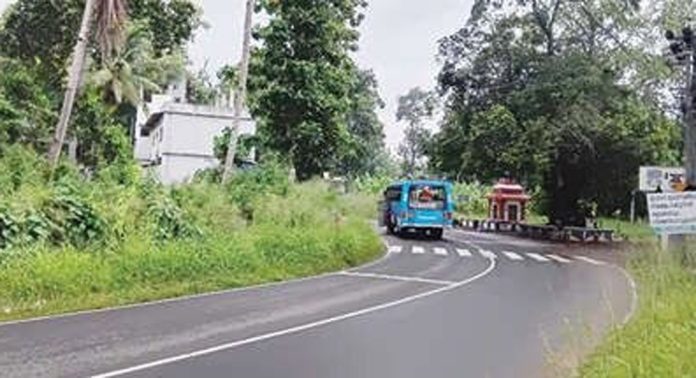 മാവേലിക്കര-കോഴഞ്ചേരി സംസ്ഥാനപാതയുടെ ഇരുവശവും റോഡ് മറച്ച് കാട് മാവേലിക്കര-കോഴഞ്ചേരി സംസ്ഥാനപാതയുടെ ഇരുവശവും റോഡ് മറച്ച് കാട്