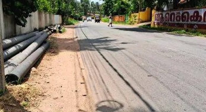 ഏഴംകുളം ജംഗ്ഷനും പട്ടാഴിമുക്കിനും ഇടയിൽ റോഡിന്റെ ഘടനയിൽ തകരാറുണ്ടെന്ന് ആക്ഷേപം ഏഴംകുളം ജംഗ്ഷനും പട്ടാഴിമുക്കിനും ഇടയിൽ റോഡിന്റെ ഘടനയിൽ തകരാറുണ്ടെന്ന് ആക്ഷേപം