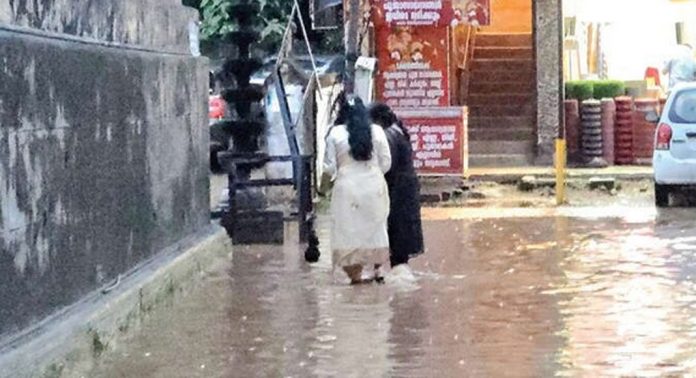 ശാസ്താക്ഷേത്രം-കെഎസ്ആർടിസി റോഡിലെ വെള്ളക്കെട്ട് ; ഒരു മാസമായി തുടരുന്ന യാത്രാ ദുരിതത്തിന് ഇതുവരെയും പരിഹാരമായിട്ടില്ല ശാസ്താക്ഷേത്രം-കെഎസ്ആർടിസി റോഡിലെ വെള്ളക്കെട്ട് ; ഒരു മാസമായി തുടരുന്ന യാത്രാ ദുരിതത്തിന് ഇതുവരെയും പരിഹാരമായിട്ടില്ല