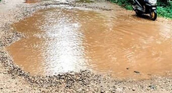 തകര്ന്ന് തരിപ്പണമായി കലഞ്ഞൂർ-പാടം റോഡ് തകര്ന്ന് തരിപ്പണമായി കലഞ്ഞൂർ-പാടം റോഡ്