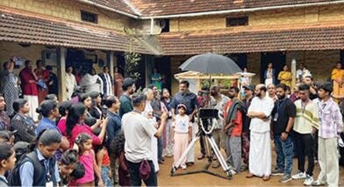 സീതത്തോട് കെആർപിഎം ഹയർ സെക്കൻഡറി സ്കൂളില് ‘ആകാശവാതിൽ’ സിനിമയുടെ ഷൂട്ടിങ് തുടങ്ങി സീതത്തോട് കെആർപിഎം ഹയർ സെക്കൻഡറി സ്കൂളില് ‘ആകാശവാതിൽ’ സിനിമയുടെ ഷൂട്ടിങ് തുടങ്ങി