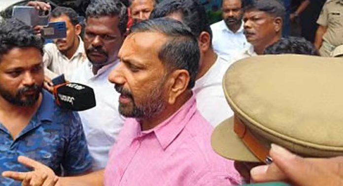 യുവതിയെ അപകീർത്തിപ്പെടുത്തിയെന്ന കേസിൽ അറസ്റ്റിലായ മറുനാടൻ മലയാളി എഡിറ്റർ ഷാജൻ സ്കറിയയ്ക്ക് ജാമ്യം യുവതിയെ അപകീർത്തിപ്പെടുത്തിയെന്ന കേസിൽ അറസ്റ്റിലായ മറുനാടൻ മലയാളി എഡിറ്റർ ഷാജൻ സ്കറിയയ്ക്ക് ജാമ്യം
