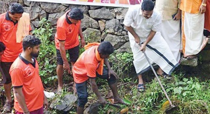 വടശേരിക്കര തമ്പുരാൻകുന്ന് ചാരിറ്റബിൾ ട്രസ്റ്റിന്റെ മുരുകസേന വൊളന്റിയേഴ്സ് കാരയ്ക്കാട് തോട് ശുചികരണയജ്ഞം നടത്തി വടശേരിക്കര തമ്പുരാൻകുന്ന് ചാരിറ്റബിൾ ട്രസ്റ്റിന്റെ മുരുകസേന വൊളന്റിയേഴ്സ് കാരയ്ക്കാട് തോട് ശുചികരണയജ്ഞം നടത്തി