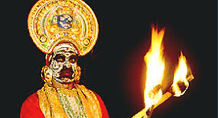 അപൂര്വ ക്ഷേത്രകലയായ തീയാട്ട് ഉത്സവം ആഘോഷിച്ച് തേവലശേരില് ദേവീക്ഷേത്രം അപൂര്വ ക്ഷേത്രകലയായ തീയാട്ട് ഉത്സവം ആഘോഷിച്ച് തേവലശേരില് ദേവീക്ഷേത്രം