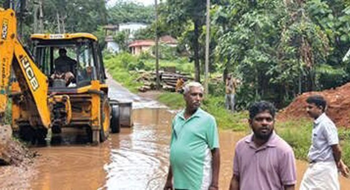 തെങ്ങമം-ആനയടി റോഡിലെ വെള്ളക്കെട്ടിന് പരിഹാരം തെങ്ങമം-ആനയടി റോഡിലെ വെള്ളക്കെട്ടിന് പരിഹാരം
