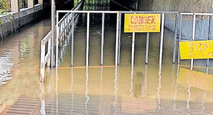 ശ്രമങ്ങളെല്ലാം പരാജയം ; ഇരുവെള്ളിപ്ര റെയിൽവേ അടിപ്പാത വീണ്ടും വെള്ളത്തിൽ ശ്രമങ്ങളെല്ലാം പരാജയം ; ഇരുവെള്ളിപ്ര റെയിൽവേ അടിപ്പാത വീണ്ടും വെള്ളത്തിൽ