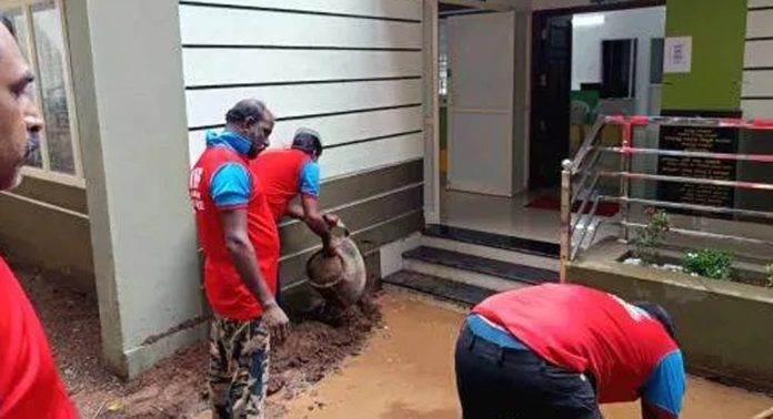 തിരുവല്ല വില്ലേജ് ഓഫീസിന് മുന്നിലെ വെള്ളക്കെട്ട് എ.ഐ.വൈ.എഫ് തിരുവല്ല ഭഗത്സിംഗ് യൂത്ത് ഫോഴ്സിന്റെ നേതൃത്വത്തിൽ നീക്കം ചെയ്തു തിരുവല്ല വില്ലേജ് ഓഫീസിന് മുന്നിലെ വെള്ളക്കെട്ട് എ.ഐ.വൈ.എഫ് തിരുവല്ല ഭഗത്സിംഗ് യൂത്ത് ഫോഴ്സിന്റെ നേതൃത്വത്തിൽ നീക്കം ചെയ്തു