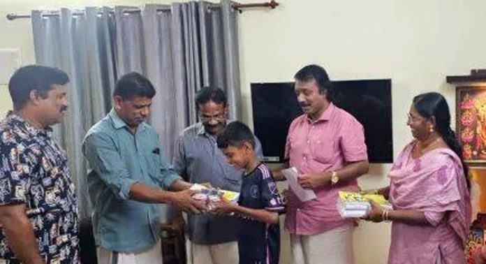 എസ്.എൻ.ഡി.പി തിരുവല്ല ശാഖയുടെ നേതൃത്വത്തില് പഠനോപകരണങ്ങൾ വിതരണം ചെയ്തു എസ്.എൻ.ഡി.പി തിരുവല്ല ശാഖയുടെ നേതൃത്വത്തില് പഠനോപകരണങ്ങൾ വിതരണം ചെയ്തു