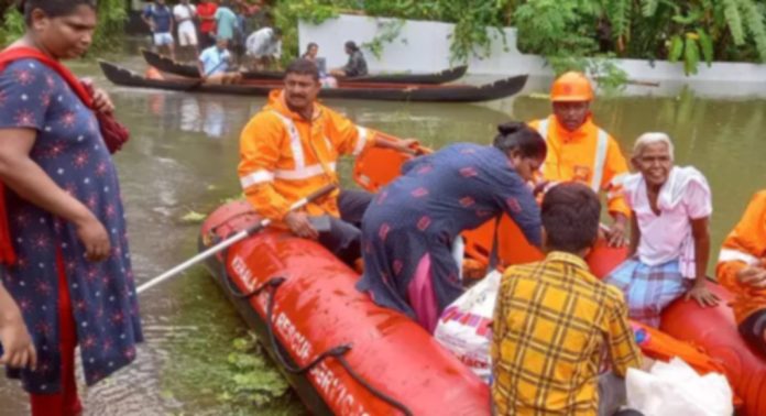 തിരുവല്ല പെരിങ്ങരയിൽ വെള്ളപ്പൊക്കത്തിൽ ഒറ്റപ്പെട്ടുപോയ വീട്ടിൽ നിന്നും വയോധിക അടക്കമുള്ള ആറംഗ കുടുംബത്തെ അഗ്നി രക്ഷാസേനയെത്തി രക്ഷപെടുത്തി തിരുവല്ല പെരിങ്ങരയിൽ വെള്ളപ്പൊക്കത്തിൽ ഒറ്റപ്പെട്ടുപോയ വീട്ടിൽ നിന്നും വയോധിക അടക്കമുള്ള ആറംഗ കുടുംബത്തെ അഗ്നി രക്ഷാസേനയെത്തി രക്ഷപെടുത്തി