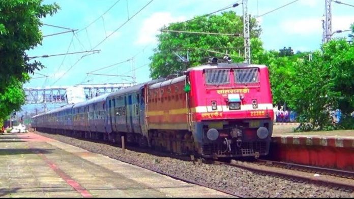 ഇലക്ട്രിക് ലൈനിലേക്ക് മരം വീണു ; തൃശ്ശൂര് – ഗുരുവായൂര് റൂട്ടില് ട്രെയിന് ഗതാഗതം തടസ്സപ്പെട്ടു ഇലക്ട്രിക് ലൈനിലേക്ക് മരം വീണു ; തൃശ്ശൂര് – ഗുരുവായൂര് റൂട്ടില് ട്രെയിന് ഗതാഗതം തടസ്സപ്പെട്ടു