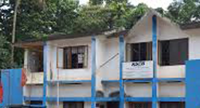 കുമ്പളത്താമണ്ണില് വൈദ്യുതി പുനഃസ്ഥാപിച്ചില്ല ; യുവാക്കൾ കെഎസ്ഇബി ഓഫീസിൽ കിടന്ന് പ്രതിഷേധിച്ചു കുമ്പളത്താമണ്ണില് വൈദ്യുതി പുനഃസ്ഥാപിച്ചില്ല ; യുവാക്കൾ കെഎസ്ഇബി ഓഫീസിൽ കിടന്ന് പ്രതിഷേധിച്ചു