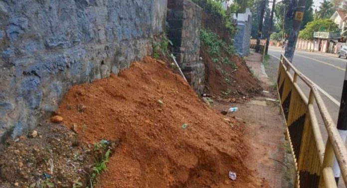 റാന്നി വൈക്കം സ്കൂളിന് സമീപം സ്വകാര്യ വ്യക്തി നടപ്പാത അടച്ചു റാന്നി വൈക്കം സ്കൂളിന് സമീപം സ്വകാര്യ വ്യക്തി നടപ്പാത അടച്ചു