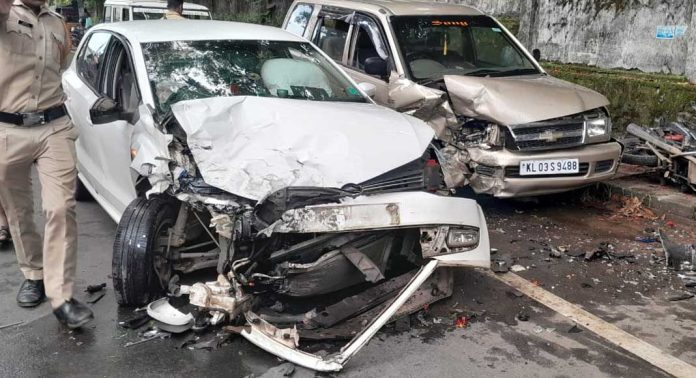 കോന്നിയിൽ വാഹനാപകടത്തിൽ പോലീസ് ഉദ്യോഗസ്ഥന് പരിക്ക് കോന്നിയിൽ വാഹനാപകടത്തിൽ പോലീസ് ഉദ്യോഗസ്ഥന് പരിക്ക്