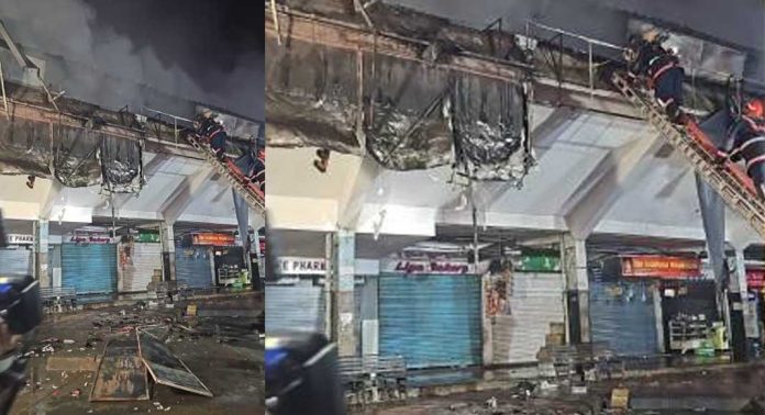 കോഴിക്കോട് പുതിയ ബസ് സ്റ്റാൻഡിലെ തുണിക്കടയിൽ ഉണ്ടായ തീപിടുത്തം നിയന്ത്രണ വിധേയമാകുന്നു കോഴിക്കോട് പുതിയ ബസ് സ്റ്റാൻഡിലെ തുണിക്കടയിൽ ഉണ്ടായ തീപിടുത്തം നിയന്ത്രണ വിധേയമാകുന്നു