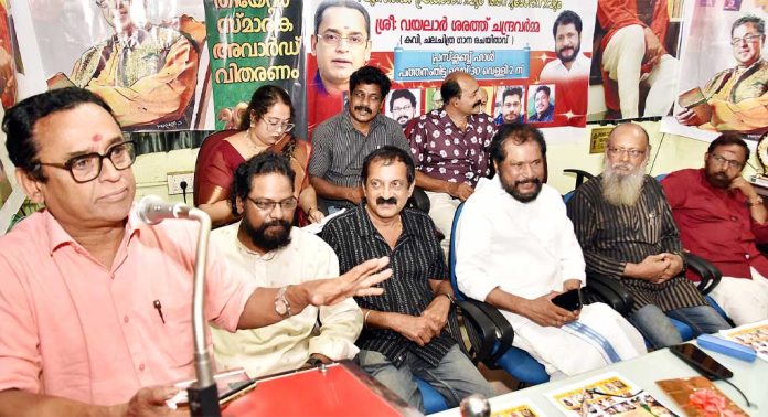 ഗിരീഷ് കർണാട് തീയേറ്റർ അവാർഡുകൾ വിതരണം ചെയ്തു ഗിരീഷ് കർണാട് തീയേറ്റർ അവാർഡുകൾ വിതരണം ചെയ്തു
