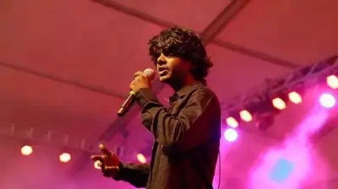 താൻ മുന്നോട്ട് വെക്കുന്ന രാഷ്ട്രീയത്തിനെ ഭയക്കുന്നു ; സംഘപരിവാർ ആക്രമണത്തിനെതിരെ പ്രതികരണവുമായി റാപ്പർ വേടൻ താൻ മുന്നോട്ട് വെക്കുന്ന രാഷ്ട്രീയത്തിനെ ഭയക്കുന്നു ; സംഘപരിവാർ ആക്രമണത്തിനെതിരെ പ്രതികരണവുമായി റാപ്പർ വേടൻ