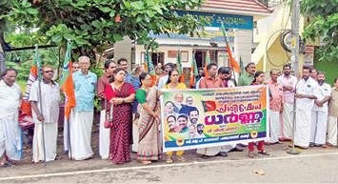 വെൺമണി പഞ്ചായത്തിൽ ഭരണസ്തംഭനമാണെന്നാരോപിച്ച് ബിജെപി പഞ്ചായത്ത് ഓഫീസ് ഉപരോധിച്ചു വെൺമണി പഞ്ചായത്തിൽ ഭരണസ്തംഭനമാണെന്നാരോപിച്ച് ബിജെപി പഞ്ചായത്ത് ഓഫീസ് ഉപരോധിച്ചു